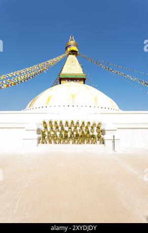 Les yeux sur blanc deuxième niveau de Stupa Boudhanath à Katmandou, au Népal, le 23 octobre 2013. La verticale Banque D'Images