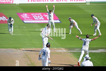 Hove UK 29 août 2024 - Daniel Hughes battant pour le Sussex survit à un appel précoce lors de la première journée du match de cricket Vitality County Championship League Two entre le Sussex et le Derbyshire au 1er Central County Ground à Hove : Credit Simon Dack /TPI/ Alamy Live News Banque D'Images