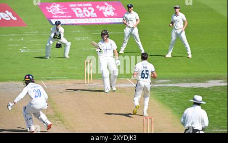 Hove UK 29 août 2024 - Daniel Hughes battant pour le Sussex sur son chemin vers un demi-siècle le matin pendant la première journée du match de cricket Vitality County Championship League Two entre le Sussex et le Derbyshire au 1er Central County Ground à Hove : Credit Simon Dack /TPI/ Alamy Live News Banque D'Images