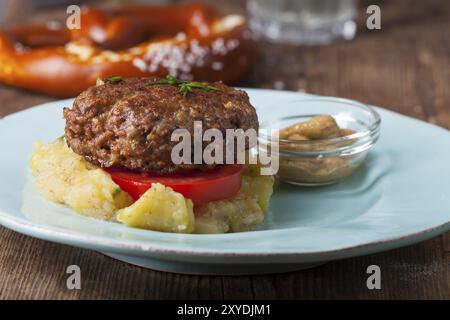 Boulettes de viande bavaroises et salade de pommes de terre Banque D'Images