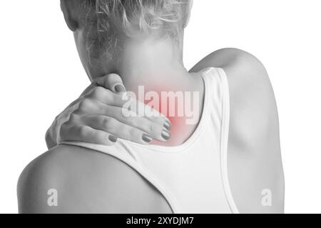 Jeune femme avec douleur dans l'arrière de son cou, noir et blanc, tache rouge autour de la zone douloureuse Banque D'Images