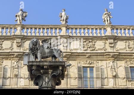 L'ancienne statue du lion de Saint Marc sur une colonne de la Piazza delle Erbe à Vérone Banque D'Images