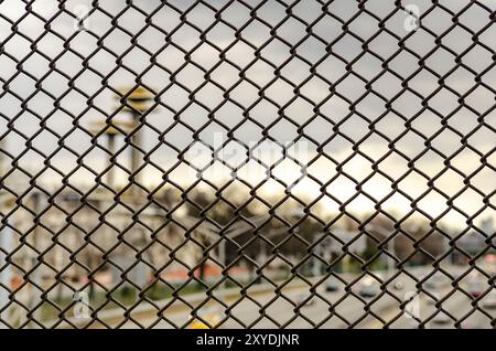 Clôture avec les tours d'observation du pavillon de l'État de New York en arrière-plan, accent sur le premier plan, Flushing-Meadows-Park, New York City pendant l'hiver couvert Banque D'Images