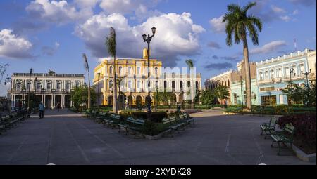 Sancti Spiritus, Cuba le 31 décembre 2015 : vue de la place principale de Sancti Spiritus, Cuba avec des bâtiments coloniaux cubains colorés Banque D'Images