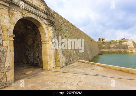 Entrée du Fort de Jaffna et mur bordé par des douves au Sri Lanka. L'angle Banque D'Images