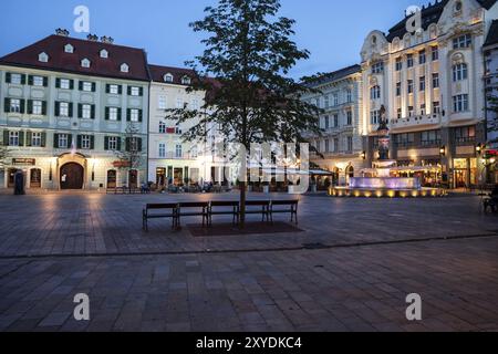 Place principale de la vieille ville de Bratislava (Hlavne namestie) dans la soirée, centre-ville historique, Slovaquie, Europe Banque D'Images