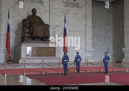 Taipei, Taïwan, 08 janvier 2015 : procession de la relève de la garde à l'intérieur de la salle commémorative de Chiang Kai-Shek, Asie Banque D'Images