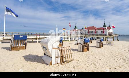 La jetée historique d'Ahlbeck sur l'île ensoleillée d'Usedom sur la mer Baltique Banque D'Images