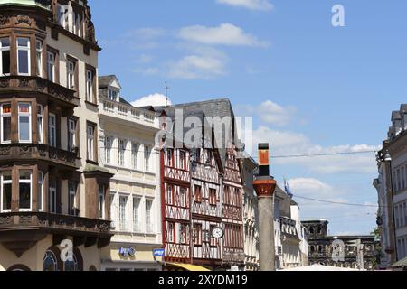 Trèves, Allemagne, 4 août 2009 : aperçu du centre-ville de Trèves, la plus ancienne ville d'Allemagne. Quelques anciens bâtiments colorés dans l'ancienne place du marché. Le long Banque D'Images