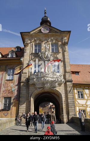 L'hôtel de ville de Bamberg avec les drapeaux de l'Allemagne et Bamberg, Bamberg, Franconia, Allemagne sur une banque maison de vacances Banque D'Images