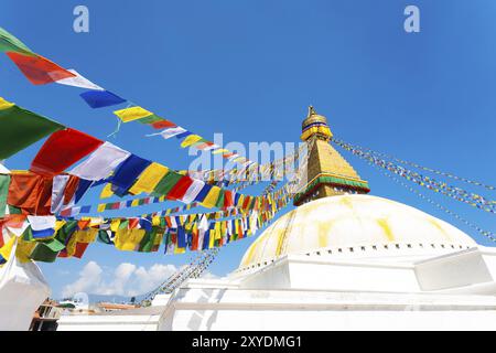 Les drapeaux de prières sur blanc deuxième niveau de Stupa Boudhanath à Katmandou, au Népal, le 23 octobre 2013. L'horizontale Banque D'Images