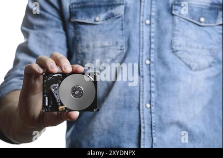 La main de l'homme tient un disque dur de 2,5 pouces. Il pointe vers le disque dur. Vue de l'arrière du disque dur, depuis la carte de circuit imprimé. Isolé sur fond blanc Banque D'Images