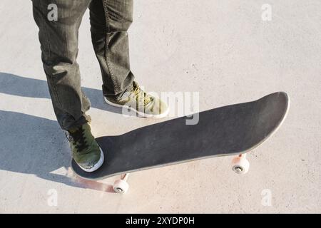 Gros plan du pied d'un skateur lors du patinage dans le skate Park Banque D'Images