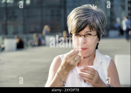 Portrait of a woman eating ice cream Banque D'Images