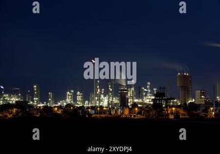 Usine chimique de nuit à Ludwigshafen sur le Rhin Banque D'Images