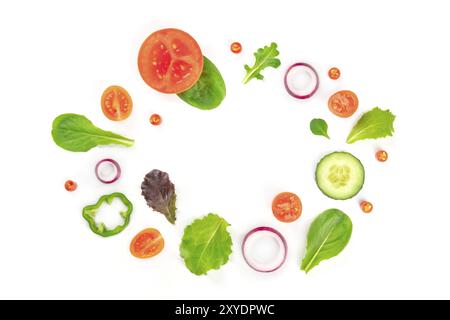 Ingrédients de salade de légumes frais, tiré du haut sur un fond blanc. Une composition de flatlay avec tomate, poivre, concombre, tranches d'oignon et mezc Banque D'Images