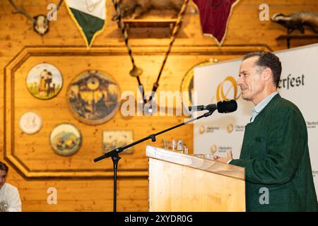 Munich, Allemagne. 29 août 2024. Peter Inselkammer lors de la présentation du mug officiel de l'Oktoberfest 2024 à l'Armbrustschuetzenzelt le 29 août 2024 à Munich, Allemagne. Le concepteur a été présenté et il y avait des blagues transphobe. (Photo de Alexander Pohl/Sipa USA) crédit : Sipa USA/Alamy Live News Banque D'Images