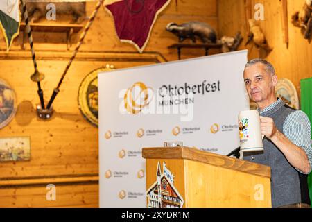 Munich, Allemagne. 29 août 2024. Stefan Kroell lors de la présentation du mug officiel de l'Oktoberfest 2024 à l'Armbrustschuetzenzelt le 29 août 2024 à Munich, Allemagne. Le concepteur a été présenté et il y avait des blagues transphobe. (Photo de Alexander Pohl/Sipa USA) crédit : Sipa USA/Alamy Live News Banque D'Images