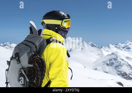 Ski. Portrait d'un skieur professionnel à la vue arrière sur un fond de montagnes enneigées Alpes italiennes Banque D'Images