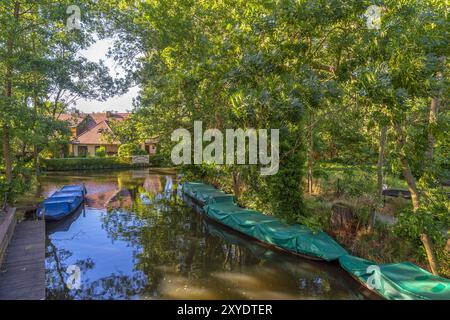 Barges de Spreewald à un débarcadère Banque D'Images