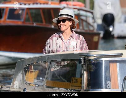 VENISE, ITALIE - AOÛT 29 : Sigourney Weaver part à l'Hôtel Excelsior au 81e Festival international du film de Venise le 29 août 2024 à Venise, Italie Banque D'Images