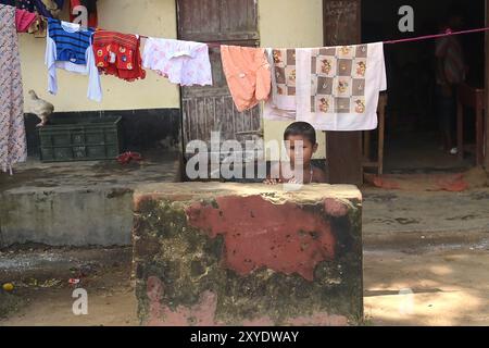 Un garçon dans un camp de secours temporaire à l'école moyenne anglaise de Pratapgarh à Agartala. Ces personnes ont été touchées par de fortes inondations à Tripura, en Inde. Banque D'Images