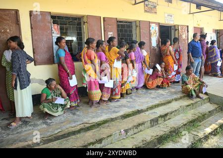 Inde ; inondations en Inde ; enfants indiens ; peuple indien ; inondations indiennes; aide aux victimes des inondations ; camps de secours aux victimes des inondations ; programme de secours aux victimes des inondations ; 2024 aliments, pluie de mousson; berges ; victimes des inondations ; personnes touchées par les inondations ; eaux de crue ; maisons dans l'eau; distribution de nourriture ; tempêtes de tonnerre ; inondations indiennes, Inde rurale, maisons inondées, camp de secours temporaire ; fortes inondations ; camp de santé ; Pratapgarh English Medium School ; Santosh GOPE, Swami Shubhakarananda, Secrétaire de la Mission Ramakrishna, maire Deepak Majumdar, magistrat du district de Triprura, victimes des inondations, Agartala, Tripura, Inde, mère et fils, sans-abri, cr Banque D'Images