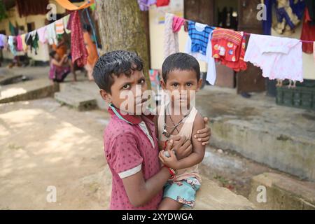 Frères dans un camp de secours temporaire à l'école Pratapgarh English Medium School à Agartala. Ces personnes ont été touchées par de fortes inondations à Tripura, en Inde. Banque D'Images