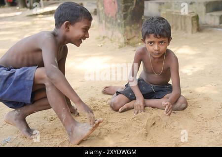 Des enfants jouent dans un camp de secours temporaire à l'école moyenne anglaise de Pratapgarh à Agartala. Ces personnes ont été touchées par de fortes inondations à Tripura, en Inde. Banque D'Images