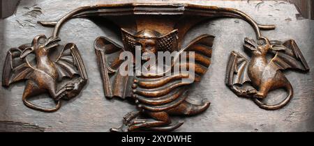 Miséricord dans l'église paroissiale de St Laurence, Ludlow, Shropshire, Angleterre, Royaume-Uni - énigmatique Banque D'Images