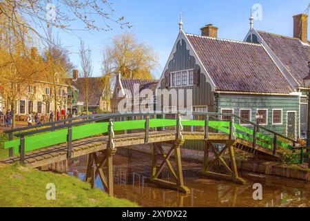 Zaanse schans, pays-Bas, 1er avril 2016 : Zaanse Schans, Hollande maisons de village traditionnelles et pont Banque D'Images