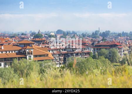 Panorama de la ville d'été all seasons resort bulgare Bansko, Bulgarie avec tour de l'église dans le brouillard du matin Banque D'Images