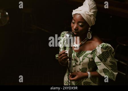 Jeune femme noire chantant sur scène Banque D'Images