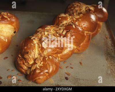 Du pain tressé challah douce sur une plaque de cuisson Banque D'Images