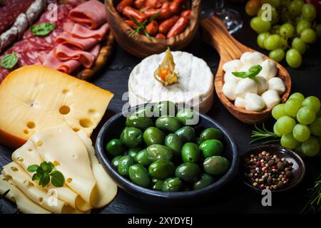 Antipasto et plateau de restauration avec divers produits de viande et de fromage Banque D'Images