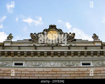 Dresde, armoiries de Saxe en couleur dorée sur la façade du palais de justice. Caractéristique architecturale à l'extérieur du bâtiment gouvernemental. Banque D'Images