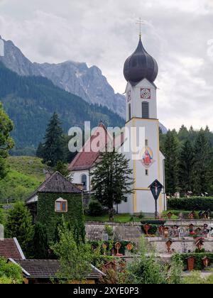 Église du village de Grainau avec Zugspitze Banque D'Images