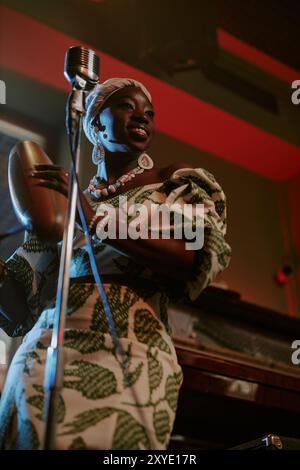 Black Cuban Jazz Singer avec Guiro Banque D'Images