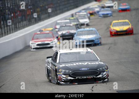 22 juillet 2018, Loudon, New Hampshire, États-Unis : Aric Almirola (10) se bat pour la position lors du Foxwoods Resort Casino 301 au New Hampshire Motor Speedw Banque D'Images