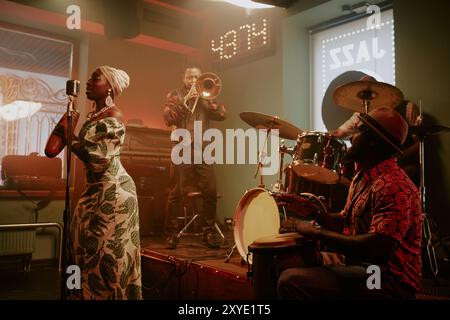 Groupe de jazz afro-cubain donnant un concert Banque D'Images