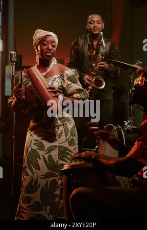 Musiciens cubains noirs jouant du jazz Banque D'Images