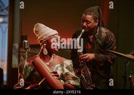 Musiciens de jazz masculins et féminins sur scène Banque D'Images