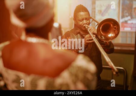Homme jouant trombone sur scène avec Jazz Band Banque D'Images