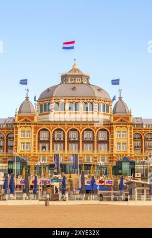 Scheveningen, pays-Bas, 7 avril 2016 : coucher de soleil sur la plage, Grand Hôtel Amrath Kurhaus près de la Haye, Hollande Banque D'Images