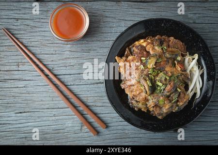 Cuisine asiatique à omelette de moules vertes frites Banque D'Images