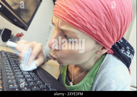 Femme de nettoyage nettoyage du clavier d'un PC Banque D'Images