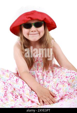 Belle petite fille drôle avec chapeau d'été et lunettes de soleil Banque D'Images