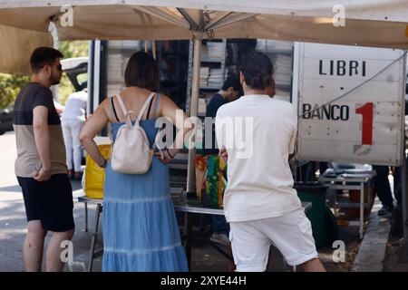 Roma, Italie. 29 août 2024. Libri scolastici, mercato dei libri usati lungotevere Oberdan Roma, Italia &#x2014 ; Gioved&#xec ; 29 Agosto 2024 - Cronaca - (foto di Cecilia Fabiano/LaPresse) marché des livres scolaires Rome, Italie - jeudi 29 août 2024 - News - (photo de Cecilia Fabiano/LaPresse) crédit : LaPresse/Alamy Live News Banque D'Images