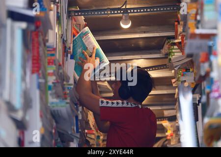 Roma, Italie. 29 août 2024. Libri scolastici, mercato dei libri usati lungotevere Oberdan Roma, Italia &#x2014 ; Gioved&#xec ; 29 Agosto 2024 - Cronaca - (foto di Cecilia Fabiano/LaPresse) marché des livres scolaires Rome, Italie - jeudi 29 août 2024 - News - (photo de Cecilia Fabiano/LaPresse) crédit : LaPresse/Alamy Live News Banque D'Images