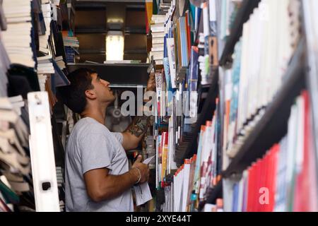 Roma, Italie. 29 août 2024. Libri scolastici, mercato dei libri usati lungotevere Oberdan Roma, Italia &#x2014 ; Gioved&#xec ; 29 Agosto 2024 - Cronaca - (foto di Cecilia Fabiano/LaPresse) marché des livres scolaires Rome, Italie - jeudi 29 août 2024 - News - (photo de Cecilia Fabiano/LaPresse) crédit : LaPresse/Alamy Live News Banque D'Images